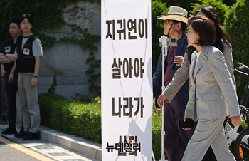 [포토] 현장 의원총회 참석하는 나경원 의원