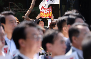 [영상] 우파시민들, 법원 앞에 모인 국민의힘 의원들 질책
