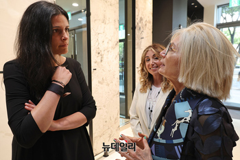 [포토] 대화 나누는 주한이탈리아 대사-플로림 CCO