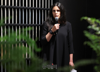 [포토] 플래그십 스토어 오픈 알리는 플로림 CCO