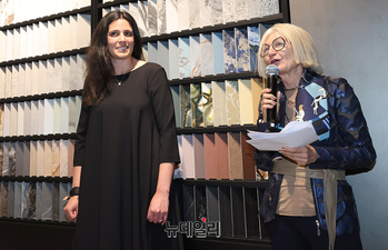 [포토] 한국말로 인사하는 '에밀리아 가토' 주한이탈리아 대사