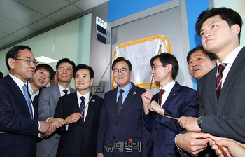 [포토] 국회 소통관 한미의원연맹 현판식 