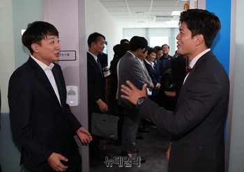 [포토] 대화나누는 이준석·김용태 