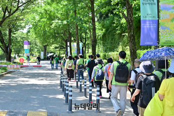 [포토] 농협유통, 시각장애인 산책 도우미 봉사활동 실시
