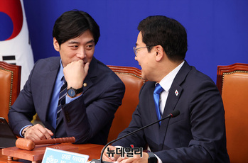 [포토] 대화나누는 한준호-박찬대 