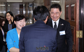 [포토] 인사하는 서영교-김병기