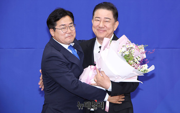 [포토] 꽃다발 받는 김병기 신임 민주당 원내대표