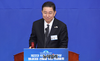 [포토] 의사봉 두드리는 김병기 신임 원내대표 