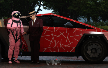 [영상] 사이버트럭서 내린 지드래곤