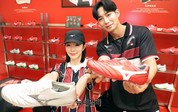 [포토] 신세계백화점, 미즈노 40년 헤리티지 '모렐리아' 팝업 만나보세요