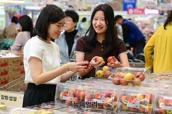 [포토] 농협 하나로마트 "천도복숭아 드시고 식곤증 이겨내요"