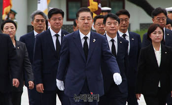 [포토] 현충원 찾은 김병기 신임 원내대표 