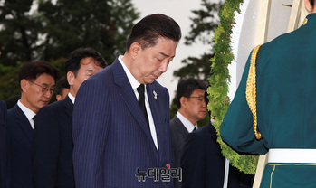 [포토] 참배하는 김병기 민주당 원내대표