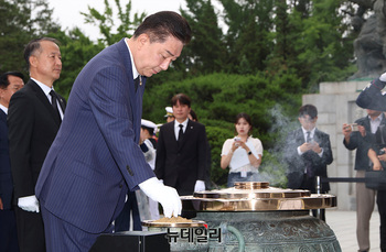 [포토] 현충탑 분향하는 김병기 원내대표 