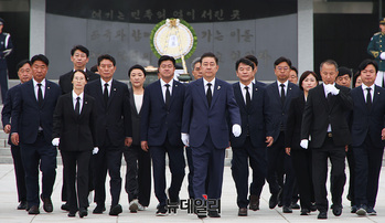 [포토] 현충탑 참배 마친 김병기 신임 원내대표 