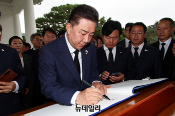 [포토] 방명록 작성하는 김병기 민주당 원내대표 