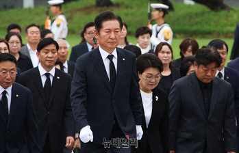 [포토] 현충탑 향하는 정청래 의원 