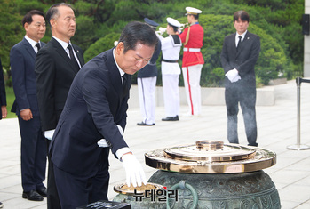 [포토] 분향하는 정청래 의원 