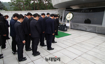 [포토] '당대표 출마선언' 정청래 의원, 현충탑 참배 