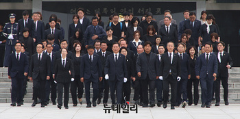 [포토] 참배 마친 정청래 의원 