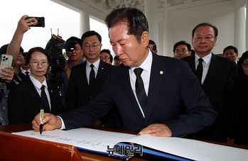 [포토] 방명록 작성하는 정청래 의원 