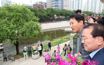 [포토] '우이천 수변활력거점' 둘러보는 오세훈 서울시장 