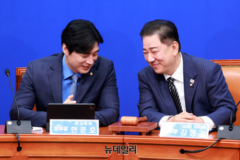 [포토] 대화 나누는 김병기 ·한준호