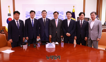 [포토] 민주당 원내대표단과 기념촬영 하는 우원식 국회의장