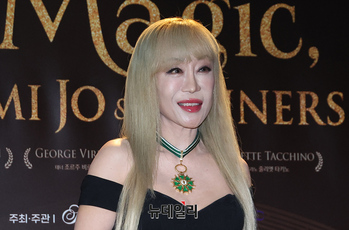[영상] 프랑스 문화예술훈장 '코망되르' 공개하는 소프라노 조수미