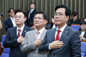 [포토] 국민의례 하는 국민의힘 원내대표 후보들