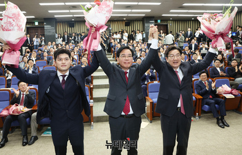 [포토] 손들어 인사하는 송언석·김용태·권성동