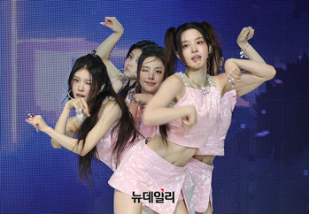 [포토] 아일릿 신곡 '빌려온 고양이' 무대