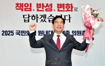 [포토] 손들어 인사하는 송언석 국민의힘 신임 원내대표
