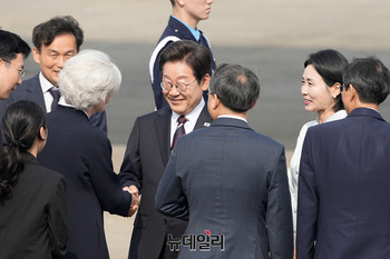 [포토] '타마라 모휘니' 주한 캐나다 대사와 인사하는 이재명 대통령