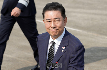 [포토] 이재명 대통령 환송 나선 김병기 원내대표 