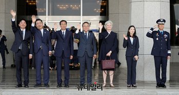 [포토] 이재명 대통령 향해 손 흔드는 환송 인사들