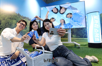 [포토] 동아오츠카, 성수동 아일릿 팝업에 포카리스웨트존 오픈