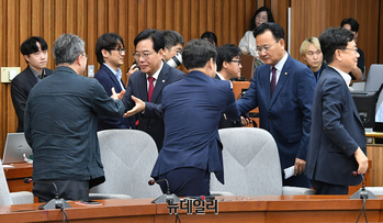 [포토] 회의 참석하는 송언석 국민의힘 원내대표