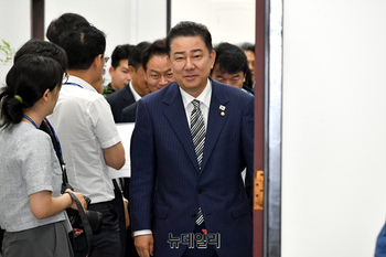 [포토] 회의 참석하는 김병기 더불어민주당 원내대표