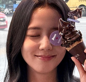 '귀요미' 블핑 지수, 눈 감고 입 꾹 다물고 '찰칵' ‥ 러블리 매력 폭발