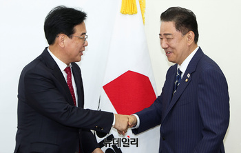 [포토] 악수하는 송언석-김병기 원내대표 