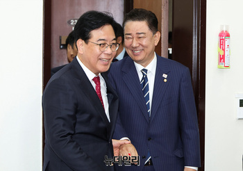 [포토] 손잡은 송언석-김병기 원내대표 