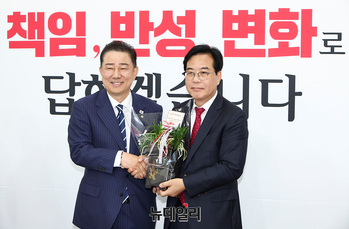 [포토] '당선 축하' 화분 선물받은 송언석 원내대표 