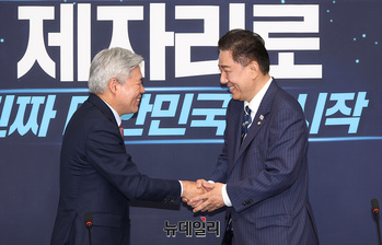 [포토] 악수나누는 서왕진-김병기 원내대표 