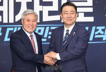 [포토] 기념촬영하는 서왕진-김병기 원내대표 