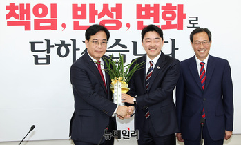 [포토] 축하난 선물받은 송언석 원내대표 