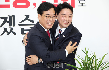 [포토] 포옹하는 송언석 원내대표·강훈식 비서실장