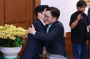 [포토] 포옹하는 우원식 국회이장과 강훈식 대통령 비서실장