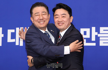 [포토] 포옹하는 김병기 원내대표·강훈식 비서실장 