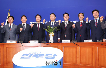 [포토] 더불어민주당 예방한 강훈식 비서실장·우상호 정무수석